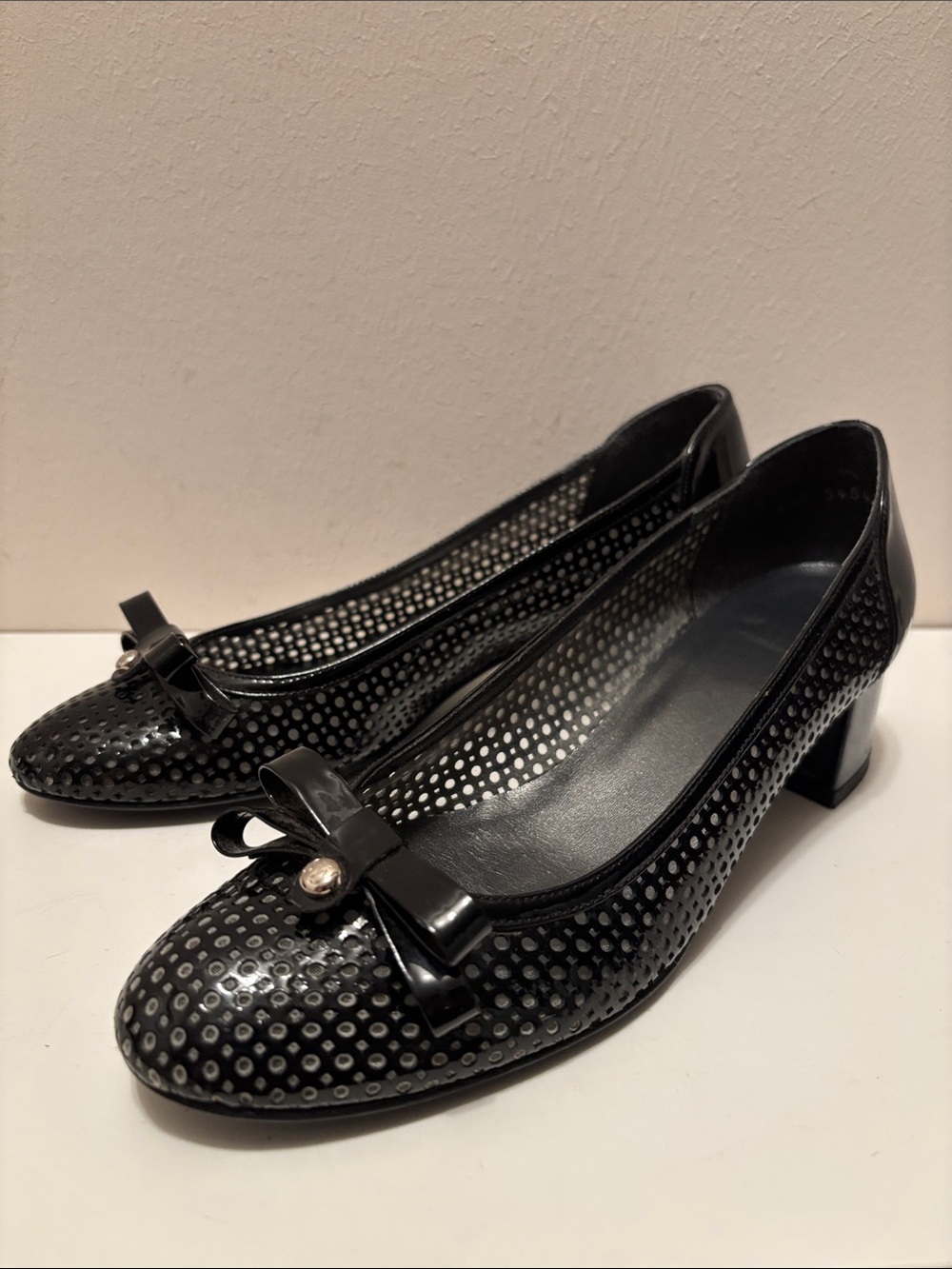Black Polka Dot holes Patent Bow Block Heel Pumps - Women 8N small flaw